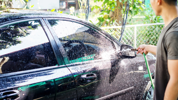 黒い車の適切な洗車頻度は？洗車機よりカーシャンプーがおすすめの理由も